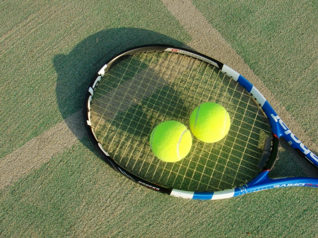 テニスラケットと2つのテニスボール