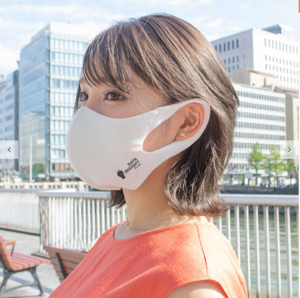 名入れ製作所のTAKUMIBAマスクを着用するショートカットの女性